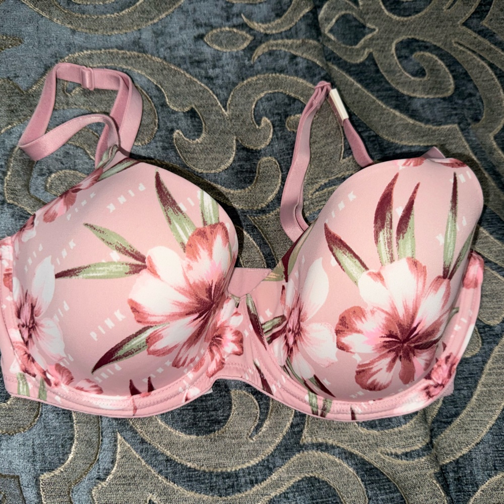 Victoria secret bra size 34d brand new
Matching thong size S